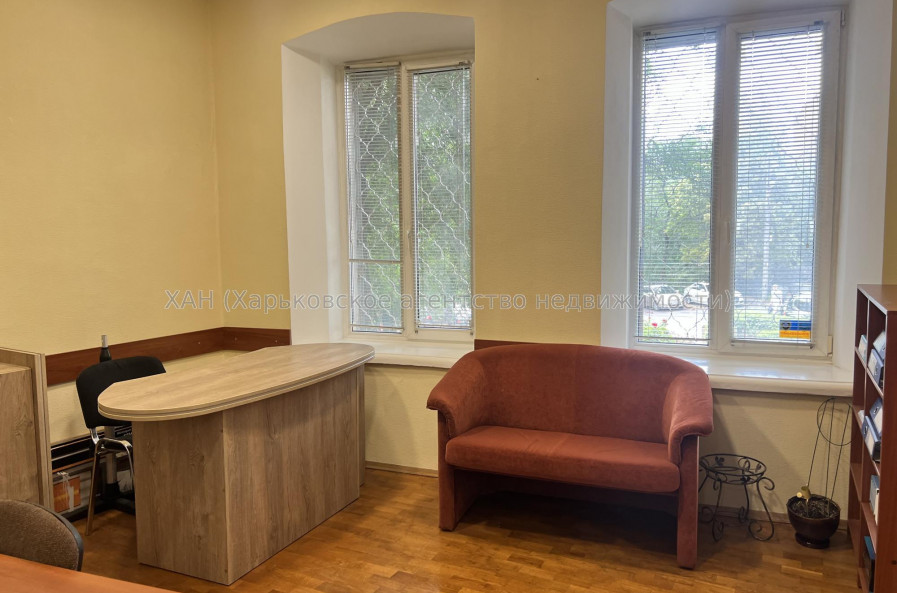 Продам нежитлову нерухомість, офис в многоквартирном доме , 3 кім., 67 м², частичный ремонт 