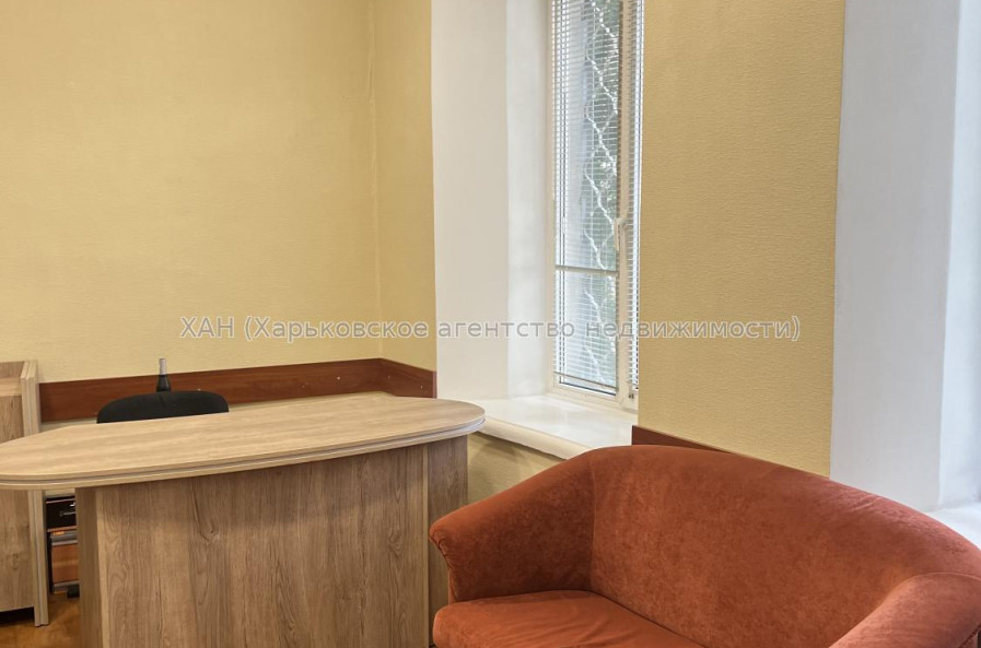 Продам нежитлову нерухомість, офис в многоквартирном доме , 3 кім., 67 м², частичный ремонт 