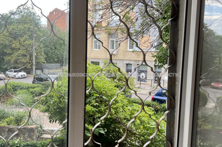 Продам нежитлову нерухомість, офис в многоквартирном доме , 3 кім., 67 м², частичный ремонт 