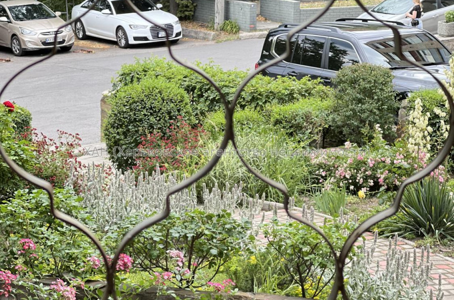 Продам нежитлову нерухомість, офис в многоквартирном доме , 3 кім., 67 м², частичный ремонт 