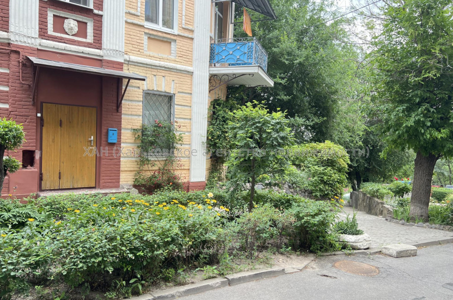 Продам нежитлову нерухомість, офис в многоквартирном доме , 3 кім., 67 м², частичный ремонт 