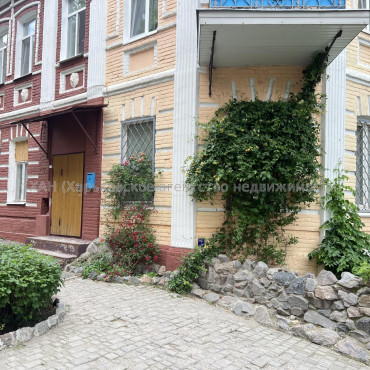 Продам нежитлову нерухомість, офис в многоквартирном доме , 3 кім., 67 м², частичный ремонт 