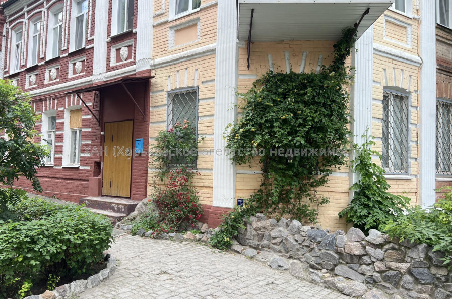 Продам нежитлову нерухомість, офис в многоквартирном доме , 3 кім., 67 м², частичный ремонт 