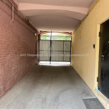 Продам нежитлову нерухомість, офис в многоквартирном доме , 3 кім., 67 м², частичный ремонт 