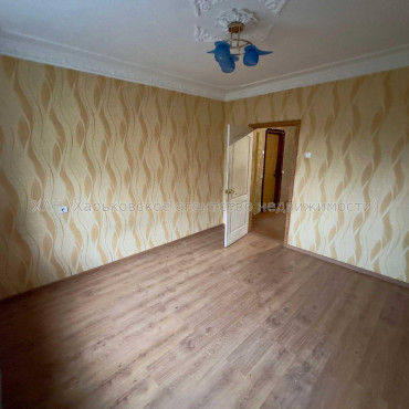 Продам квартиру, Амосова ул. , 4  ком., 81 м², косметический ремонт 