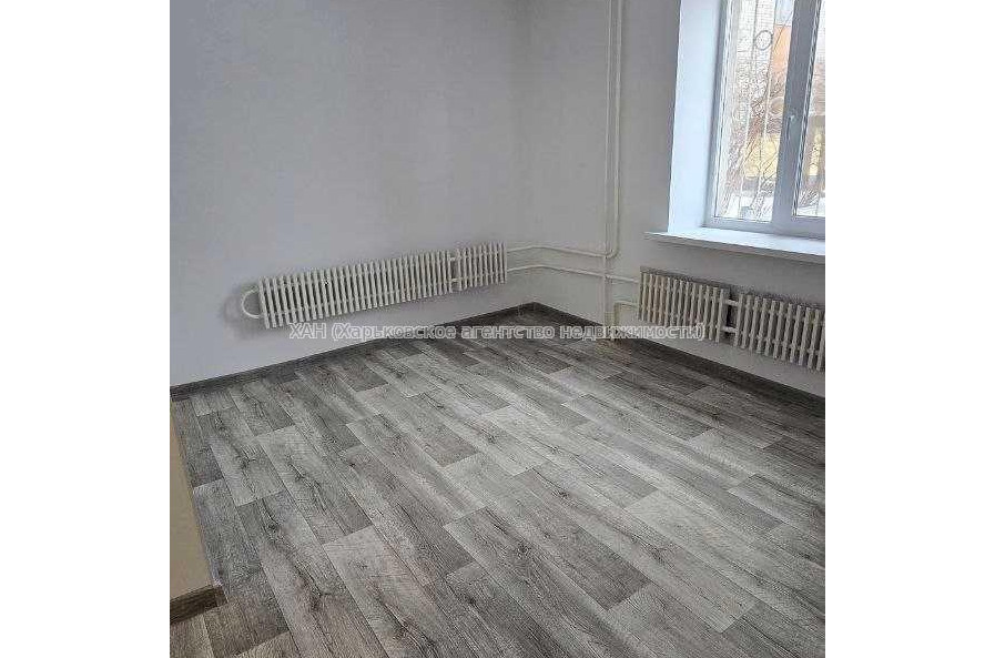Продам квартиру, Олега Адамовского ул. , 3 кім., 68 м², советский ремонт 