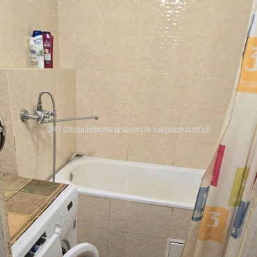 Продам квартиру, Олега Адамовского ул. , 3  ком., 68 м², советский ремонт 