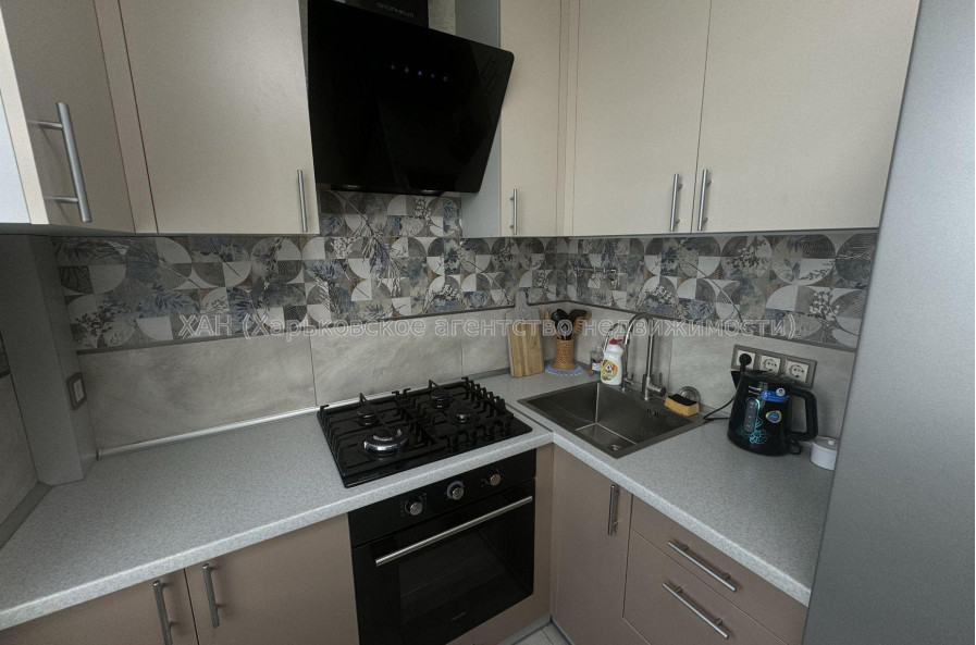 Продам квартиру, Гвардейцев Широнинцев ул. , 3 кім., 69 м², евроремонт 