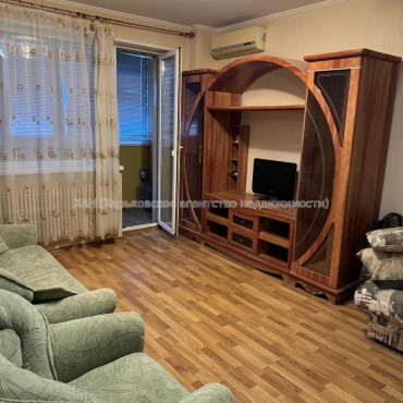 Продам квартиру, Натальи Ужвий ул. , 1  ком., 39.30 м², капитальный ремонт 