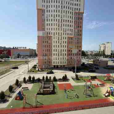 Продам квартиру, Гвардейцев Широнинцев ул. , 2  ком., 63 м², без внутренних работ 