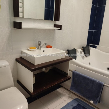 Сдам квартиру, Непокоренных ул. , 38Б , 4  ком., 166.70 м², капитальный ремонт 