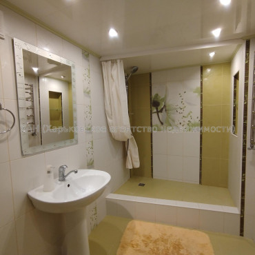 Сдам квартиру, Непокоренных ул. , 38Б , 4  ком., 166.70 м², капитальный ремонт 