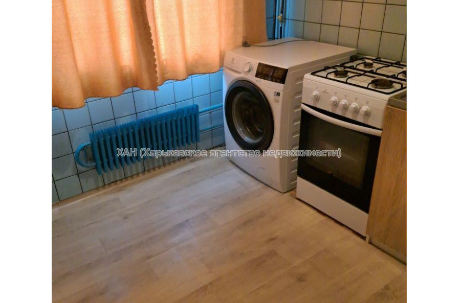 Продам квартиру, Амосова ул. , 3 кім., 64 м², косметический ремонт 