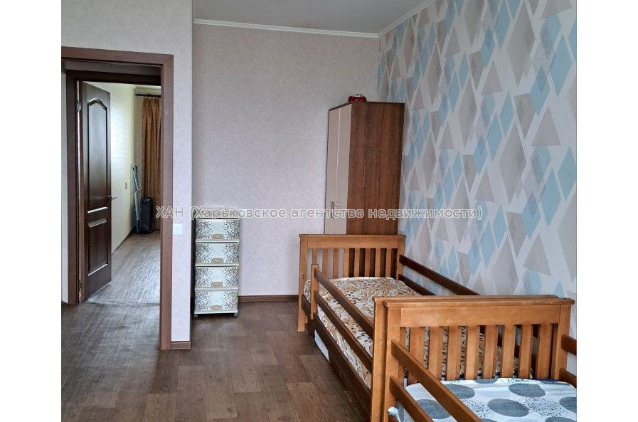 Продам квартиру, Амосова ул. , 3 кім., 64 м², косметический ремонт 