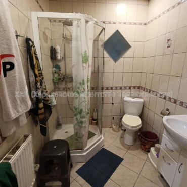 Продам будинок, Клубничная ул. , 280 м², 10 соток, частичный ремонт 