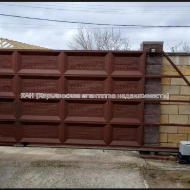 Продам будинок, Клубничная ул. , 280 м², 10 соток, частичный ремонт 