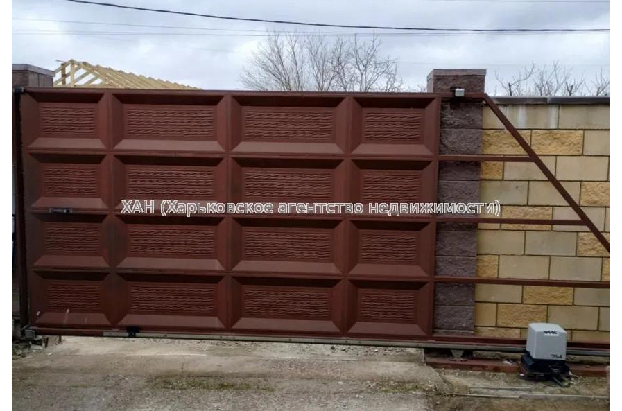 Продам дом, Клубничная ул. , 280 м², 10 сот., частичный ремонт 