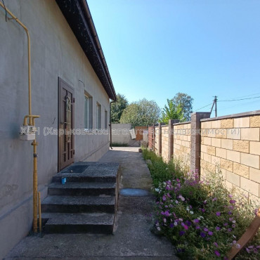 Продам будинок, Клубничная ул. , 280 м², 10 соток, частичный ремонт 