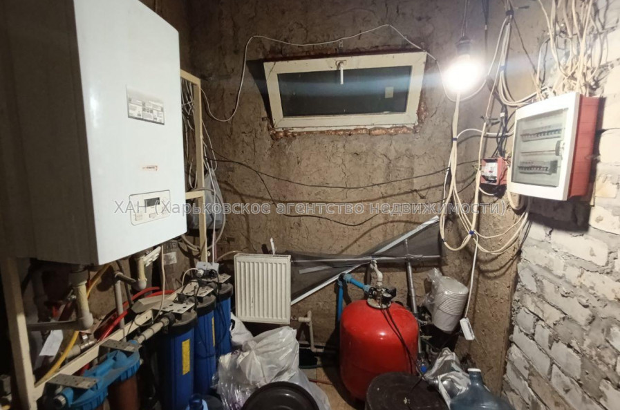 Продам дом, Клубничная ул. , 280 м², 10 сот., частичный ремонт 