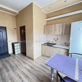 Продам квартиру, Конторская ул. , 1 кім., 20 м², капитальный ремонт