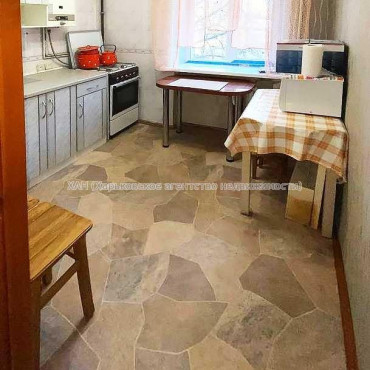 Продам квартиру, Защитников Неба ул. , 2 кім., 44 м², советский ремонт 