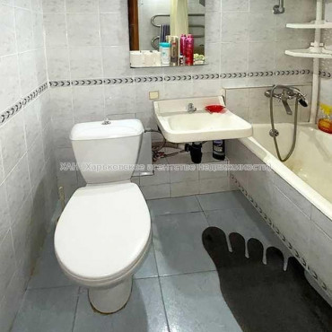 Продам квартиру, Защитников Неба ул. , 2 кім., 44 м², советский ремонт 