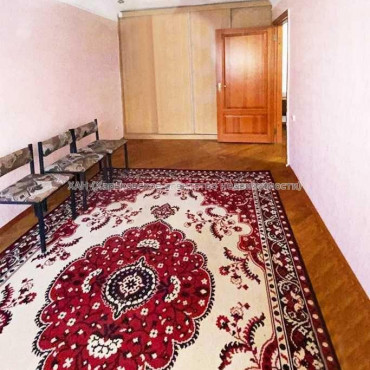 Продам квартиру, Защитников Неба ул. , 2 кім., 44 м², советский ремонт 