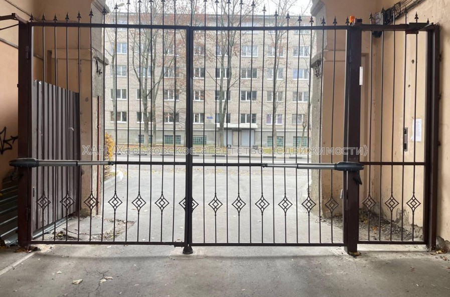 Продам квартиру, Проскуры ул. , 3  ком., 85 м², частичный ремонт 