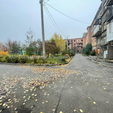 Продам квартиру, Проскуры ул. , 3  ком., 85 м², частичный ремонт 