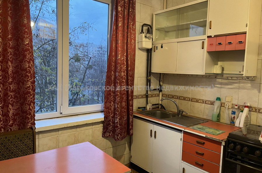 Продам квартиру, Непокоренных ул. , 20/321 , 3  ком., 66 м², косметический ремонт 