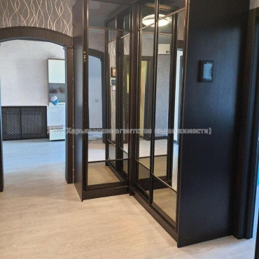 Продам квартиру, Саперная ул. , 4  ком., 83 м², авторский дизайн 