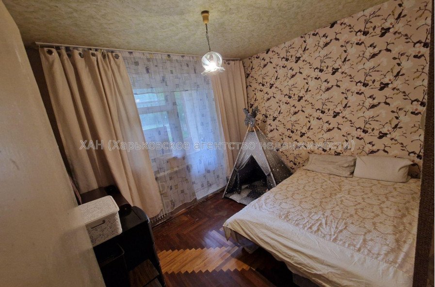 Продам квартиру, Аэрокосмический пр. , 4  ком., 70.80 м², частичный ремонт 