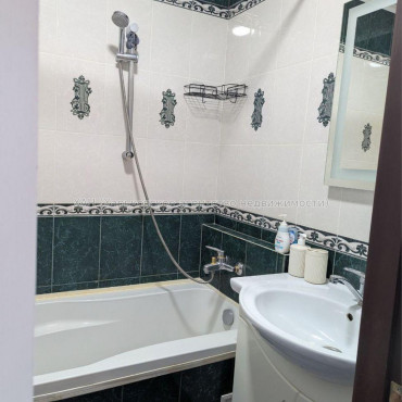 Продам квартиру, Гвардейцев Широнинцев ул. , 1 кім., 38 м², капитальный ремонт 