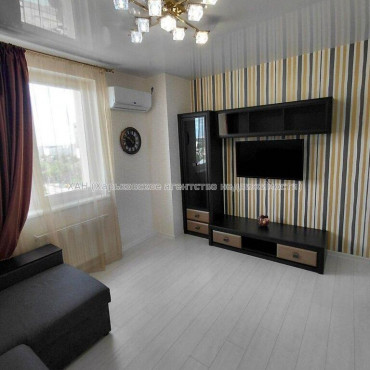 Продам квартиру, Героев Харькова просп. , 1 кім., 44 м², евроремонт 