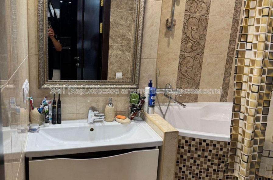 Продам квартиру, Амосова ул. , 3  ком., 68 м², авторский дизайн 