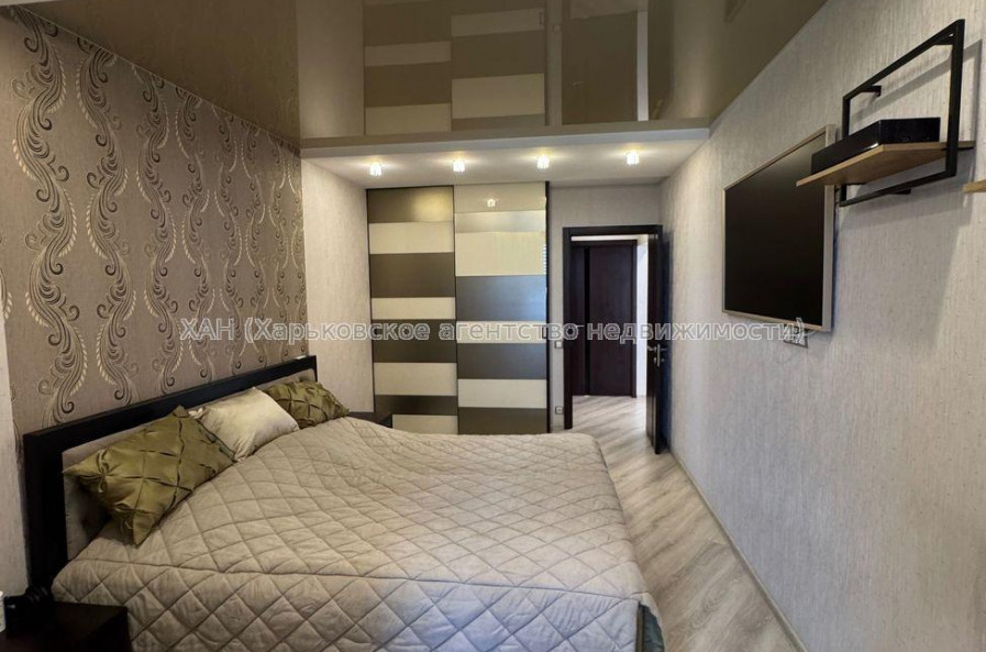 Продам квартиру, Амосова ул. , 3  ком., 68 м², авторский дизайн 