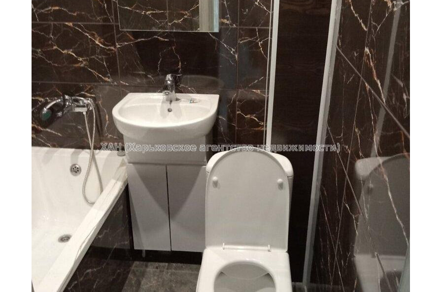 Продам квартиру, Тракторостроителей просп. , 3 кім., 63 м², капитальный ремонт 