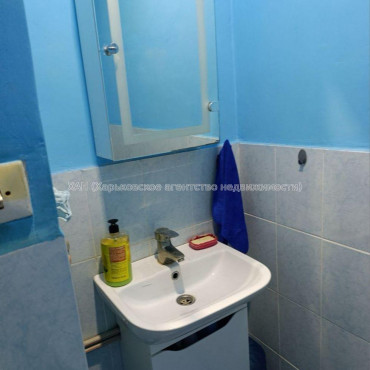 Продам квартиру, Антонова ул. , 1 кім., 13 м², капитальный ремонт 