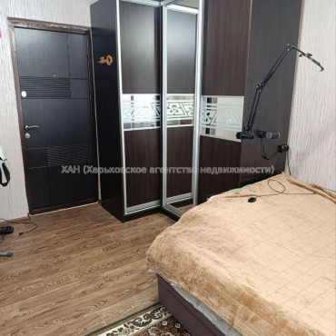 Продам квартиру, Антонова ул. , 1 кім., 13 м², капитальный ремонт 