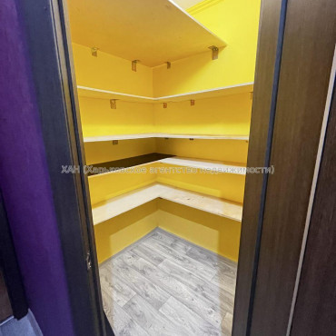 Продам квартиру, Валентиновская ул. , 3  ком., 64 м², косметический ремонт 