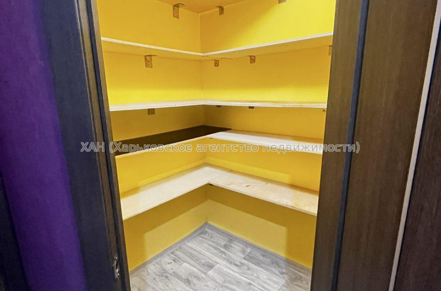 Продам квартиру, Валентиновская ул. , 3  ком., 64 м², косметический ремонт 