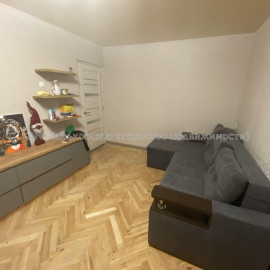 Продам квартиру, Непокоренных ул. , 1 кім., 34 м², капитальный ремонт