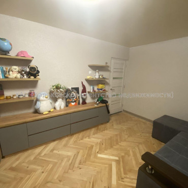 Продам квартиру, Непокоренных ул. , 1 кім., 34 м², капитальный ремонт 