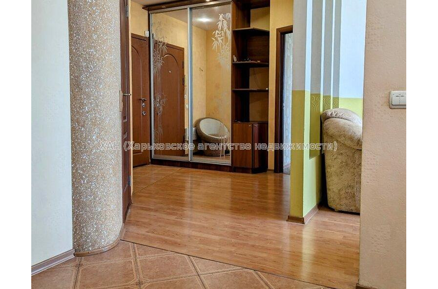 Продам квартиру, Белогорская ул. , 2  ком., 69.20 м², капитальный ремонт 