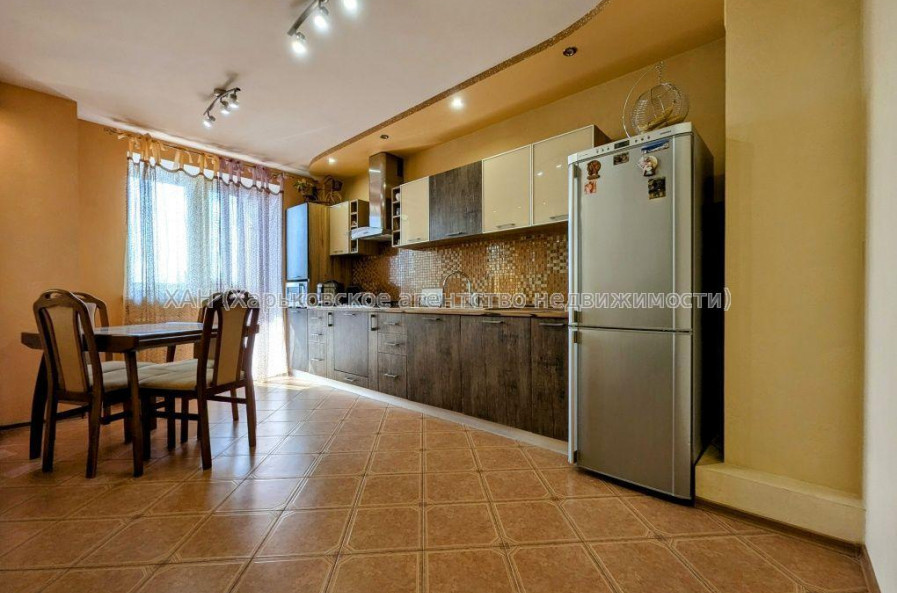 Продам квартиру, Белогорская ул. , 2  ком., 69.20 м², капитальный ремонт 