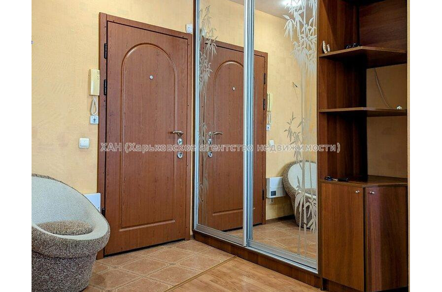 Продам квартиру, Белогорская ул. , 2  ком., 69.20 м², капитальный ремонт 