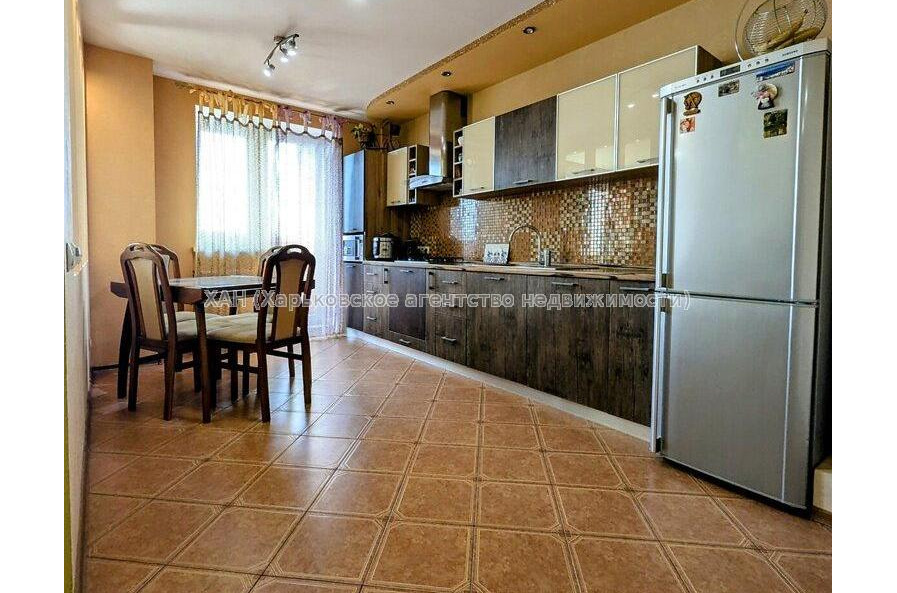 Продам квартиру, Белогорская ул. , 2  ком., 69.20 м², капитальный ремонт 