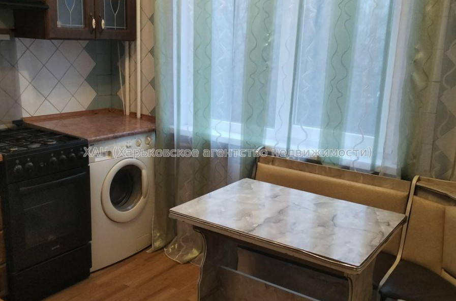 Продам квартиру, Аэрокосмический пр. , 4 кім., 70 м², косметический ремонт 