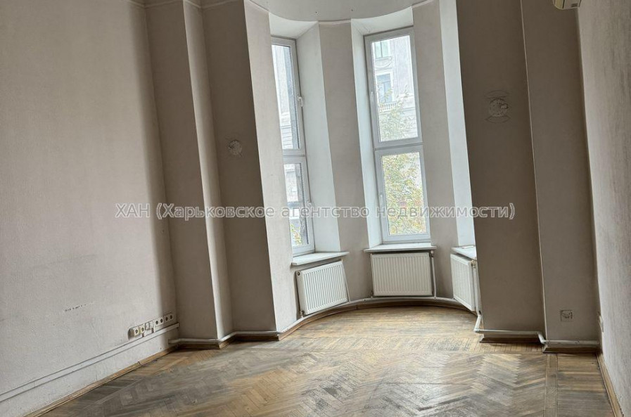 Продам квартиру, Павловская площ. , 3 кім., 132 м², советский ремонт 
