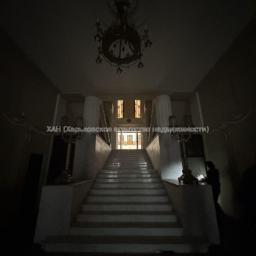 Продам квартиру, Павловская площ. , 3 кім., 132 м², косметический ремонт 